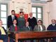 Nella foto, l'allora sindaco Masengo (al centro, con giacca grigia e cravatta scura) con il suo vice (alla sua sinistra), Gianfranco Fassone (maglia rossa) che fu a sua volta sindaco.