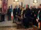 Nella foto, da sinistra a destra: il ten. col. Breda, la vice presidente Baino, la vedova, la figlia Lucrezia e il generale Iacobell. Alle spalle di quest'ultimo, il comandante della Compagnia di Canelli, cap. Alessandro Caprio