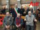 Il sindaco Maurizio Rasero ritratto con i tre deportati ancora viventi