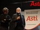 Claudio Bruno (a destra, con il microfono) ritratto alla serata organizzata per il primo anno di pubblicazione della nostra Testata