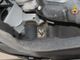 Un gatto in un vano motore (immagine d'archivio)