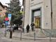 Nella foto, scattata il 27 marzo, una delle prime giornate di consegna delle pensioni &quot;scaglionate&quot;, file ordinate di fronte alle Poste centrali di corso Dante