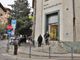 Nella foto, scattata il 27 marzo da Efrem Zanchettin, una delle prime giornate di consegna delle pensioni &quot;scaglionate&quot;, file ordinate di fronte alle Poste centrali di corso Dante
