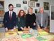 Angela Motta ritratta con i vertici Anffas nel laboratorio del mosaico