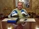 Il sindaco Rasero con indosso i guantoni da boxe che ha indossato ad inizio conferenza stampa