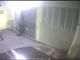 Due membri della banda ripresi da una telecamera di videosorveglianza (fermoimmagine tratto da filmato diffuso dai Carabinieri senesi)