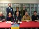 Foto di gruppo per i protagonisti della conferenza stampa. Seduti, da sinistra: Filippo Mobrici, il prof. Marco Novarese, il presidente di Astiss e della Fondazione ‘Asti Musei’ Mario Sacco, il sindaco Maurizio Rasero e Paolo Rognetta. Alle loro spalle (sempre da sinistra) Mauro Carbone, Roberta Favrin e Francesco Scalfari, direttore di Astiss