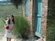 la giovane attrice Alice Borghetto tiene in mano il gomitolo di lana rossa che lanciato tra i filari scandisce il racconto delle tradizioni, di generazione in generazione