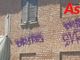 In questa e nelle foto successive alcuni dei graffiti tracciati sui muri