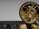 Il fascino di Bitcoin non diminuisce, ma occorre investire con consapevolezza e attraverso strumenti idonei