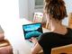 Ragazza davanti al pc per la videoconferenza