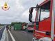 Si rovescia container subito dopo la barriera di Villanova, autostrada bloccata in direzione Piacenza