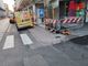 Centra in pieno semaforo in corso Cavallotti e colpisce insegna farmacia
