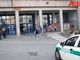 Polizia Municipale di fronte all'ingresso del Giobert