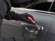 Forza un'auto parcheggiata chiusa a chiave e ruba all'interno, ma un ragazzo lo vede, lo insegue e recupera la refurtiva