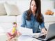 Donna al lavoro con figli