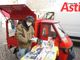 Alessandro Minnella al mercato di Asti, vende libri con la sua Ape