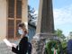 i sindaci Anna Macchia davanti alla lapide alla memoria di Luigi Capriolo e Gianluca Forno al monumento dei caduti