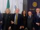 Simone Migliarino (terzo da destra), con il presidente e alcuni dirigenti del Rotary astigiano