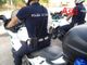 Asti, agente motocliclista insegue due persone in scooter