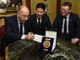 Il momento del conferimento del titolo a Zhao Zhijn