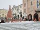 Natale a Nizza Monferrato, albero di Natale con neve, in piazza del Comune