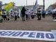 Un momento della manifestazione di ieri in piazza Castello
