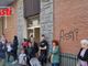Alcuni membri del Coordinamento Asti Est con i residenti della palazzina ci Corso Volta
