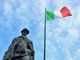 Un suggestivo scatto realizzato da Merfephoto - Efrem Zanchettin al monumento all'Alpino di piazza Libertà