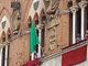La bandiera verde esposta alla trifora del Palazzo Pubblico senese (foto riprodotta per gentile concessione del blog &quot;Brontolo dice la sua&quot;)