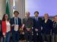 Mattia Pontacolone, terzo da sinistra, con alcuni suoi familiari e i dirigenti del Rotary Club Asti