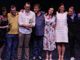 Il Presidente FITA Piemonte Raffaele Montagnoli (al centro) consegna allo Spasso Carrabile il premio per il Miglior spettacolo al concorso “Un PO di teatro 2018” a Leinì nel Giugno dello scorso anno