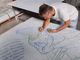 L'artista Massimo Ricci all'opera per il memoriale ai bambini defunti del secolo scorso