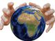 Mani che stringono il pianeta Terra