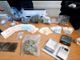 Carabinieri con un quantitativo di droga sequestrata (immagine di repertorio)