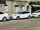 Alcuni taxi nei pressi della stazione ferroviaria di Asti