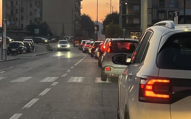 "Vi racconto la mia odissea quotidiana in città: traffico, smog e strade bloccate" "Vi racconto la mia odissea quotidiana in città: traffico, smog e strade bloccate"