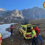Incidente in montagna, escursionista precipita in un canale nel bellunese e muore