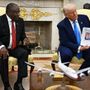 Trump e il &quot;genocidio dei bianchi&quot; in Sudafrica: agguato con video a presidente Ramaphosa