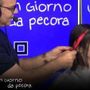 Schlein si tinge ciocca rossa per scommessa: &quot;Un po' alla Mirko dei Bee Hive&quot;