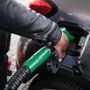 Carburanti, Mimit: ancora ribassi per benzina e diesel. Ma i consumatori: "Prezzi veloci a salire e lenti a calare"