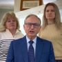 Mario Roggero con la moglie Mariangela e una delle figlia durante uno dei suoi recenti appelli via social