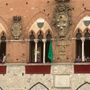 Il Palio di Provenzano a Siena rinviato a domani a causa del maltempo: esposta la bandiera verde