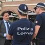 L'assessore con alcuni rappresentanti della polizia locale (foto di archivio) L'assessore con alcuni rappresentanti della polizia locale (foto di archivio)