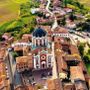 In foto: Fontanile e la chiesa di San Giovanni Battista