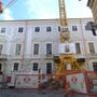 L'enorme gru, rimossa ormai da qualche mese, che ha cappeggiato a lungo davanti alla facciata di Palazzo Ottolenghi