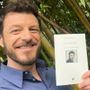 Bosca ritratto con il suo libro di poesie