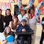 Il neo centenario circondato da parenti e personale della struttura assistenziale