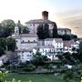 In foto: il borgo antico e il castello di Calamandrana
