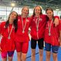 Greta Gabutto e Maddalena Bertelli (la prima e la seconda da destra) con la staffetta del Team Dimensione Nuoto